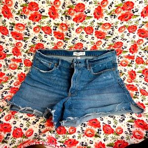 Abercrombie & Fitch 4” high rise mom short curve love